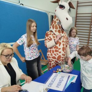 Otwórz zdjęć - Jury sprawdza prace i  je oddaje uczestnikom.