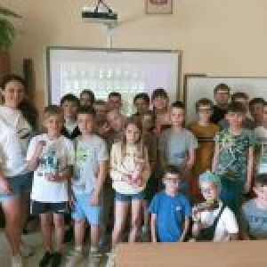 Otwórz zdjęcie -  Uczniowie klasy 3c pozują do zdjęcia wspólnego z panią dietetyk.
