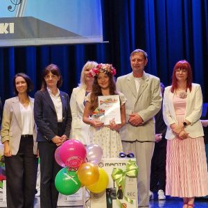 Otwórz zdjęcie - Ania w gronie jury, odbiera nagrodę w konkursie piosenki o zdrowiu.