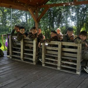 Otwórz zdjęcie - Uczniowie klasy 6c słuchający instrukcji gry.