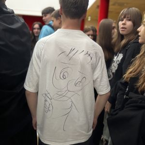 Otwórz zdjęcie - Jeden z autografów złożony na koszulce ucznia.