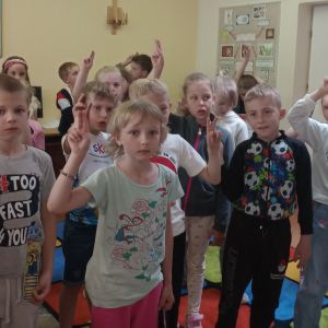 Otwórz zdjęcie - Uczniowie z uniesioną ręką składają przysięgę.