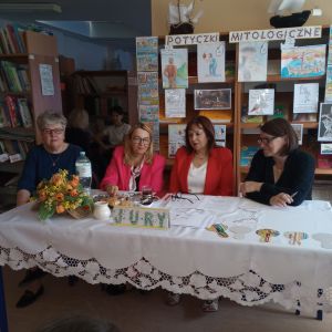 Otwórz zdjęcie - Za stołem nakrytym białym obrusem siedzi czteroosobowe jury.