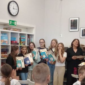 Otwórz zdjęcie - Uczestnicy konkursu razem z autorką, Joanną Jagiełło.