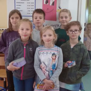 Otwórz zdjęcie - Grupa sześciu uczniów uśmiechająca się do zdjęcia.