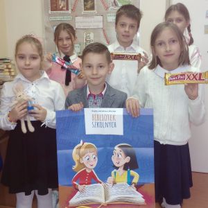 Otwórz zdjęcie - Cztery dziewczynki i dwóch chłopców- uczniowie trzymają w rękach batony.