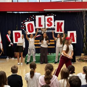 Otwórz zdjęcie -  Uczennice trzymające w dłoniach tabliczki z napisem POLSKA