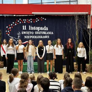 Otwórz zdjęcie - Uczennice podczas śpiewania jednego z utworów.