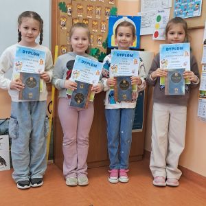 Otwórz zdjęcie - Cztery uśmiechnięte dziewczynki trzymają w rękach dyplomy