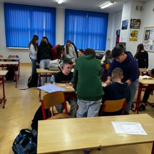 Otwórz zdjęcie - Zwycięska drużyna podczas pracy nad zadaniami.