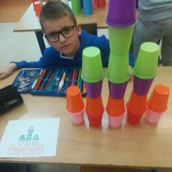 Budowanie wież z kolorowych kubków