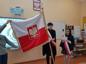 sztandar szkoły - strona z godłem Polski na biało czerwonym tle