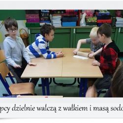 Chłopcy dzielnie walczą z wałkiem i masą sodową