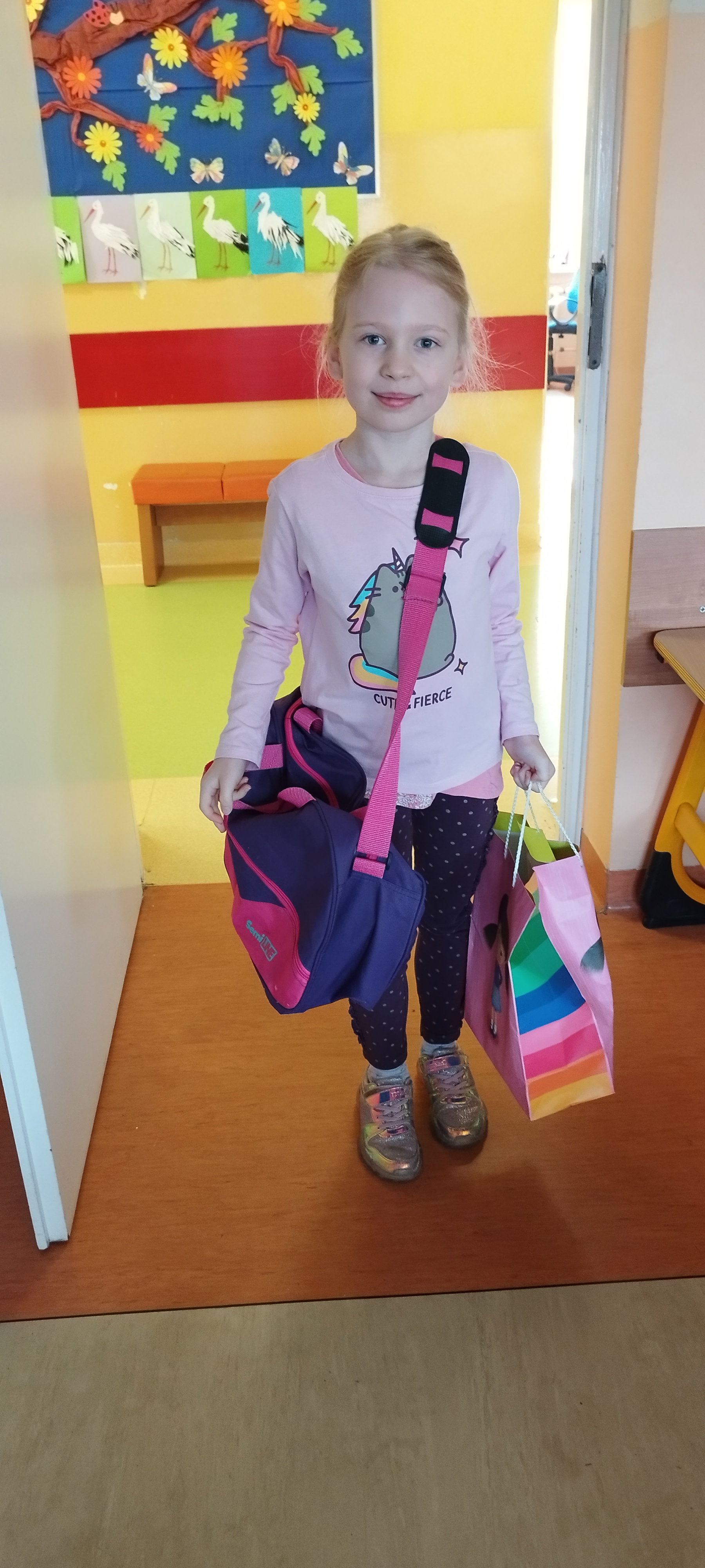 Dziewczynka z klasy 1 spakowana w torbę sportową oraz torebkę prezentową